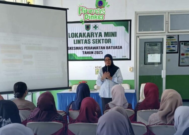 Plt Kepala Dinkes SBT Punira Kilwalaga menyampaikan materi pada kegiatan Lokakarya Mini Lintas Sektor di Puskesmas Batuasa. (Dok : Dinkes SBT)