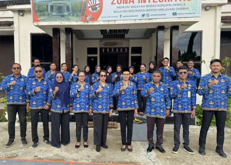 Kepala Kantor Pertanahan SBT Rosa F. Ch. Batmomolin foto bersama staf di halaman Kantor Pertanahan SBT. (Dok : Humas Kantor Pertanahan SBT)