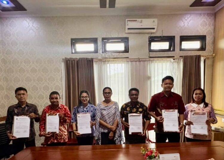 Kepala Kantor Pertanahan Kabupaten Seram Bagian Timur (SBT) Rosa F. Ch. Batmomolin dan pejabat pengawas di Kantor Pertanahan setempat melakukan teken perjanjian kerja tahun 2026. (Dok : Humas Kantor Pertanahan SBT)