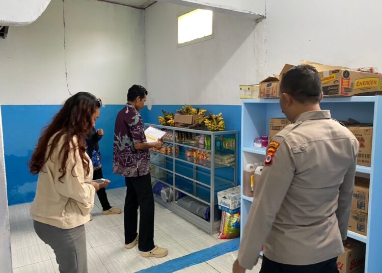 Tim gabungan dari Kepolisian Sektor dan Pusat Kesehatan Masyarakat (Puskesmas) Geser melakukan Inspeksi Mendadak (Sidak) di Satuan Pelayanan Pemenuhan Gizi (SPPG) Kota Geser, Kecamatan Seram Timur, Kabupaten Seram Bagian Timur (SBT).