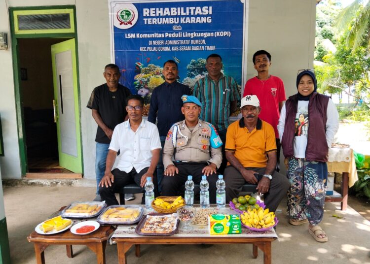 KOPI SBT melakukan kegiatan sosialisasi dan penanaman terumbu karang di Desa Rumeon. (Dok : Ist)
