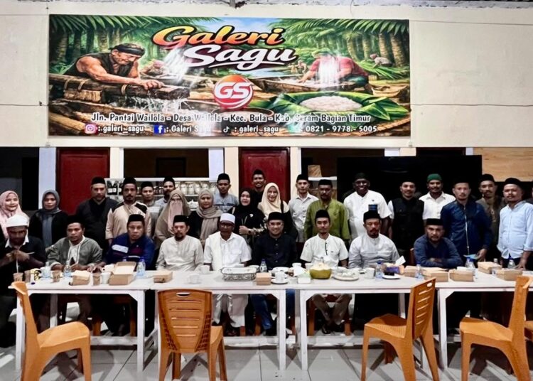 Pengurus MD KAHMI Kabupaten Seram Bagian Timur (SBT) foto bersama Bupati SBT Fachri Husni Alkatiri usai acara buka puasa bersama.