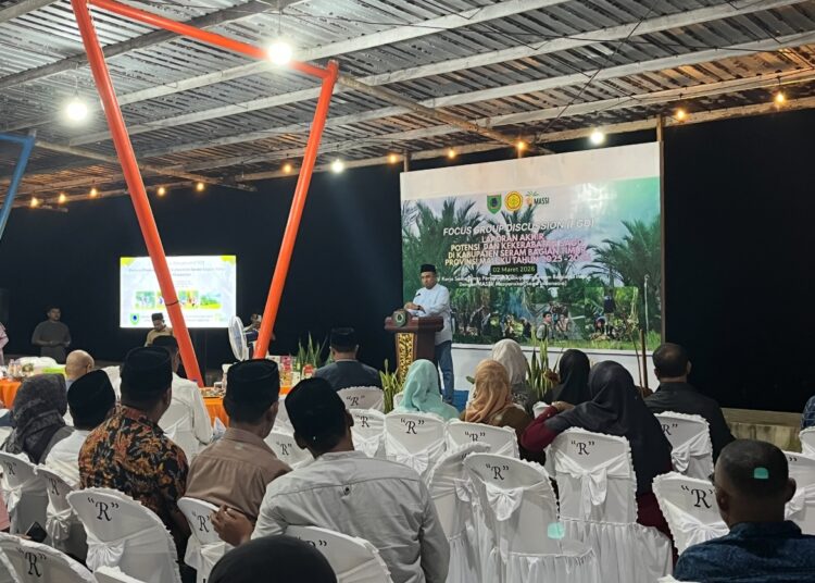 Bupati SBT, Fachri Husni Alkatiri menyampaikan sambutan pada acara Focus Group Discussion (FGD) laporan akhir potensi dan kekerabatan sagu di SBT yang digelar di Galeri Sagu Pantai Wailola, Kota Bula pada Senin (02/03/2026) malam. (Dok : Pribadi)