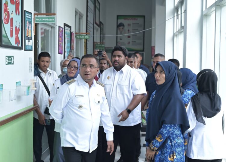 Bupati dan Wakil Bupati Seram Bagian Timur (SBT), Fachri Husni Alkatiri-M. Miftah Thoha R. Wattimena memantau langsung sejumlah fasilitas publik di Kecamatan Pulau Gorom pada Kamis kemarin. (Dok : FB Pemkab SBT)