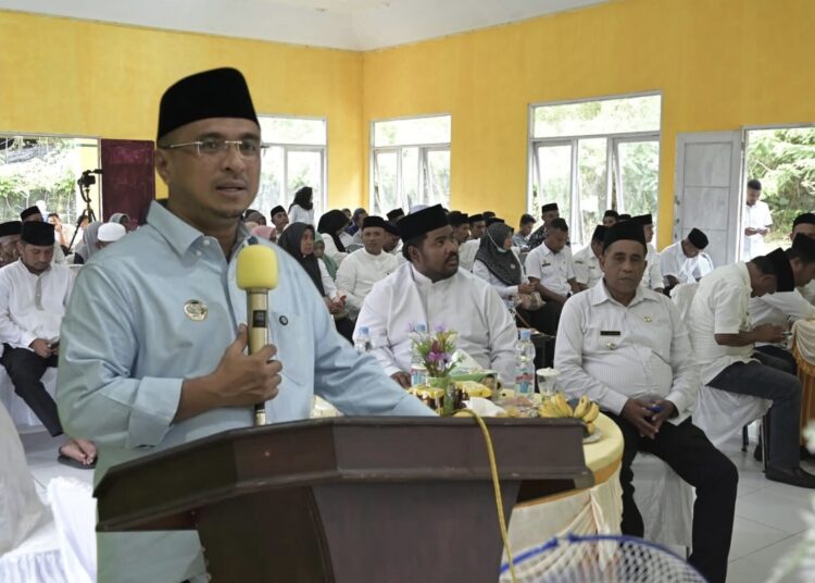 Pemkab SBT menggelar kegiatan Safari Ramadhan sekaligus buka puasa bersama dan penyerahan paket bantuan di Kecamatan Pulau Gorom. (Dok : Ist)