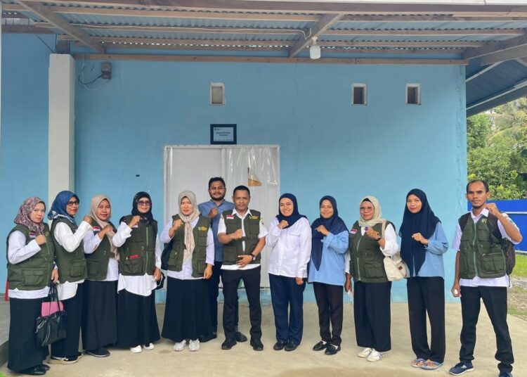 Plt Kepala Dinas Ketapang SBT, Nofel Alkatiri dan tim pengawasan foto bersama pengelola SPP Limumir (Dok : Dinas Ketapang SBT)