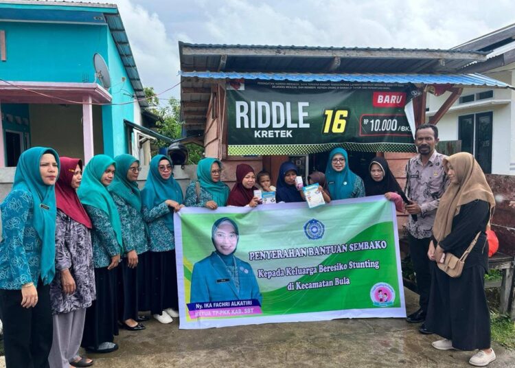 Tim Penggerak Pemberdayaan dan Kesejahteraan Keluarga (TP-PKK) Kabupaten Seram Bagian Timur (SBT) membagi bantuan kepada keluarga berisiko stunting di Kota Bula.