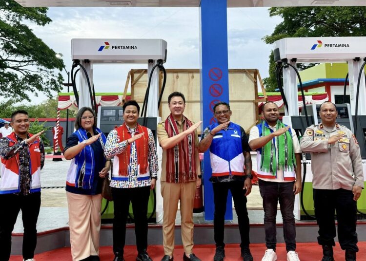 Bupati KKT, Ricky Jeweurissa foto bersama jajaran Pertamina Patra Niaga Papua Maluku usai peresmian satu unit SPBU baru di Saumlaki. (Dok : Humas Pertamina)