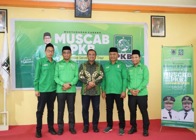 Pengurus DPW PKB Maluku dan DPC SBT foto bersama Bupati SBT Fachri Husni Alkatiri usai pembukaan Muscab ke-4 PKB SBT. (Dok : Ist)