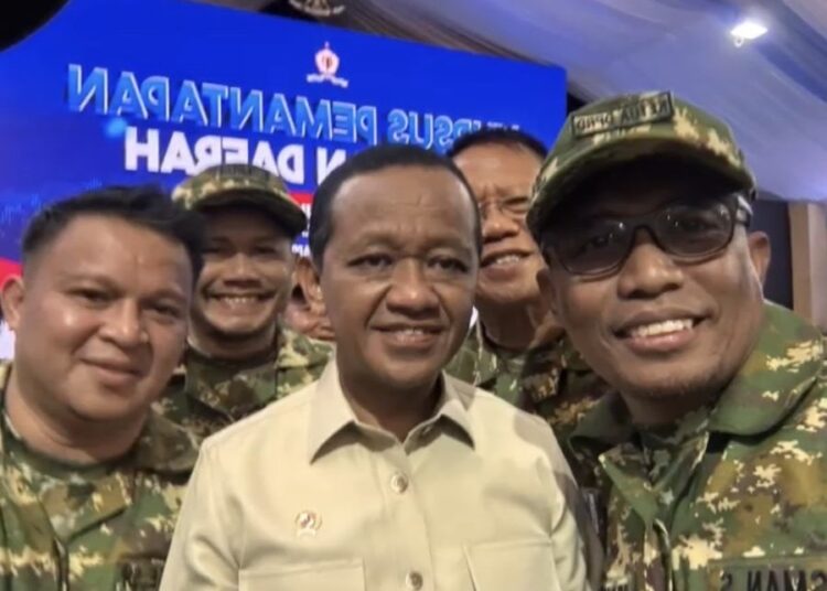 Ketua DPRD SBT Risman Sibualamo dan sejumlah pimpinan DPRD foto bersama Menteri ESDM Bahlil Lahadalia (Dok : Pribadi)