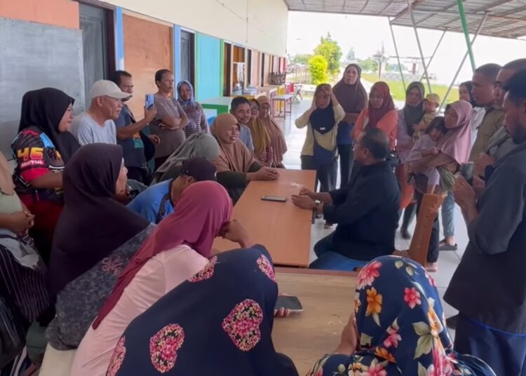 Belasan pedagang Pasar Gumumae Bula temui Bupati SBT Fachri Husni Alkatiri untuk menyampaikan kondisi pasar dan para pedagang yang masih berjualan di bahu jalan Kota Bula (Dok : Ist)
