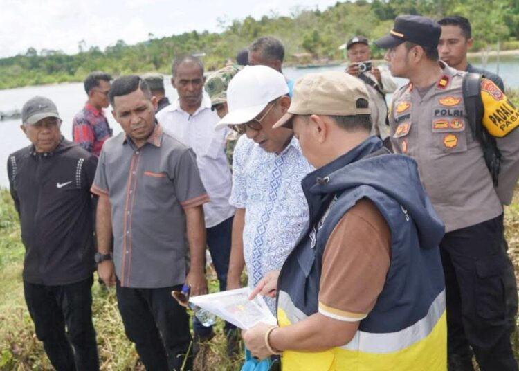 Bupati Maluku Tengah (Malteng) Zulkarnain Awat Amir meninjau lokasi persiapan pembangunan pelabuhan penyebrangan kapal ferry di Seram Utara, Jumat (03/04/2026).