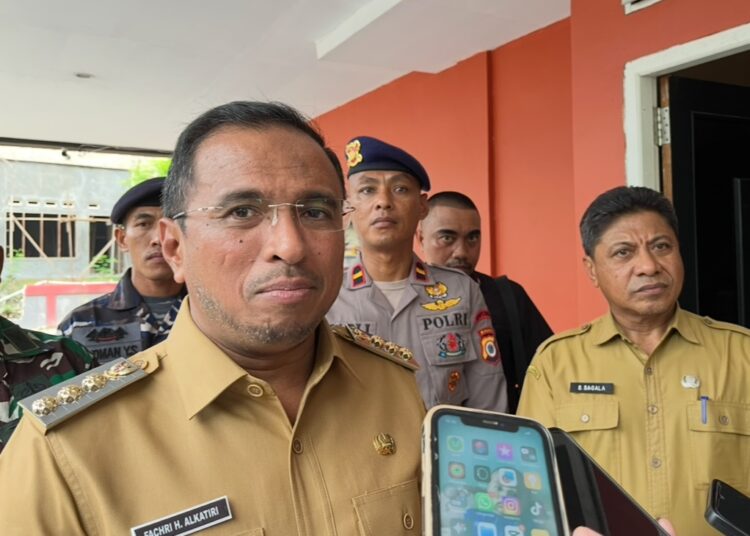 Bupati SBT Fachri Husni Alkatiri memberikan keterangan kepada wartawan (Dok : Ist)