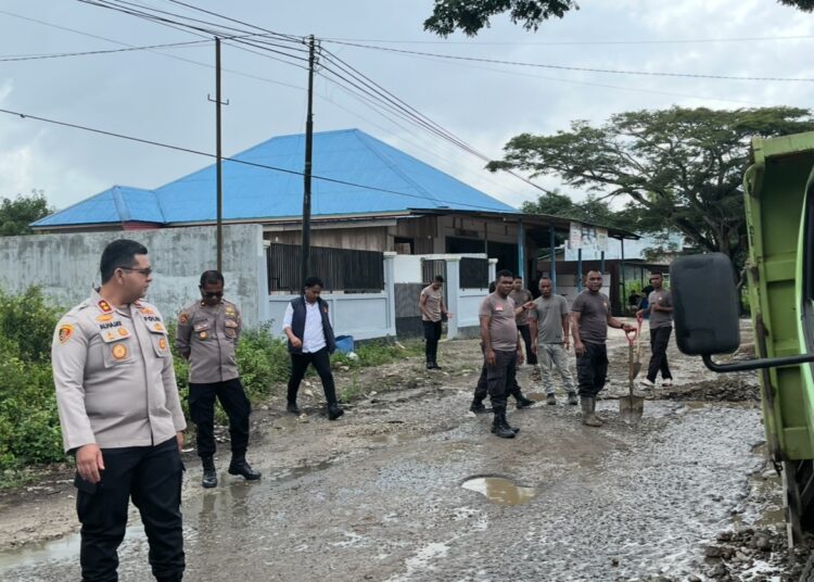 Kepala Kepolisian Resor (Kapolres) Seram Bagian Timur (SBT), AKBP Alhajat memimpin pasukan melakukan perbaikan terhadap jalan rusak di depan bengkel Lakudo, Kota Bula pada Senin (13/04/2026).