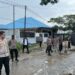 Kapolres SBT Pimpin Pasukan Perbaiki Jalan Rusak Depan Bengkel Lakudo
