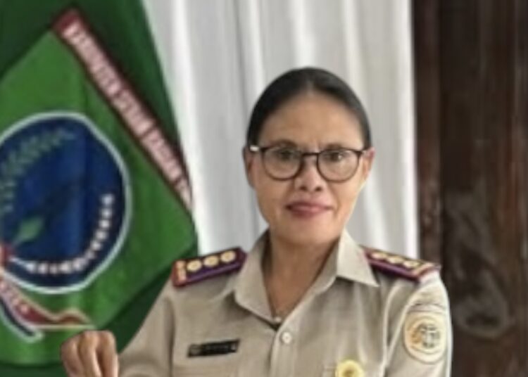 Kepala Kantor Pertanahan SBT Rosa F. Ch. Batmomolin (Dok : Pribadi)