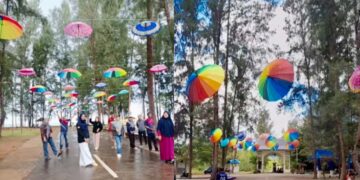 Dinas Pariwisata SBT Percantik Pantai Gumumae Bula dengan Payung Warna-Warni