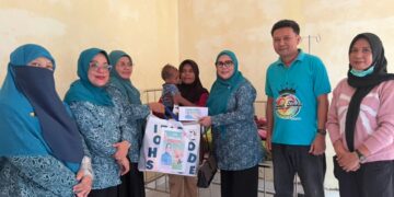 Jenguk Pasien Gizi Buruk di RSUD Bula, TP-PKK SBT Serahkan Bantuan dan Santunan