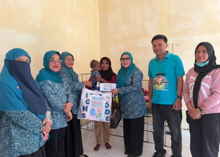 Pokja 4 TP-PKK SBT jenguk pasien gizi buruk sekaligus serahkan bantuan kepada pihak keluarga (Dok : Pribadi)
