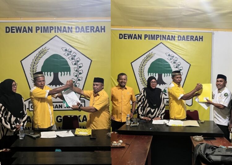Calon Ketua DPD II Golkar SBT Husein Kelilauw dan Ismail Rumbalifar melakukan pengembalian formulir pendaftaran di sekretariat DPD Golkar SBT (Dok : Pribadi)