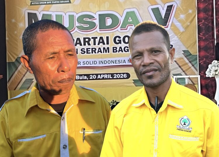 Ketua Steering Committee (SC) Musda ke-V DPD II Golkar SBT Hafas Kelirey (Kiri) dan Anggota Pimpinan Sidang Musda Golkar SBT M. Amin Sokanmetan (Kanan)