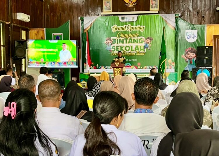 CEO Lembaga Bimbel EduAsyik Muhammad Afif Rumbouw menyampaikan sambutan pada kegiatan pembukaan OBS di SBT (Dok : Pribadi)