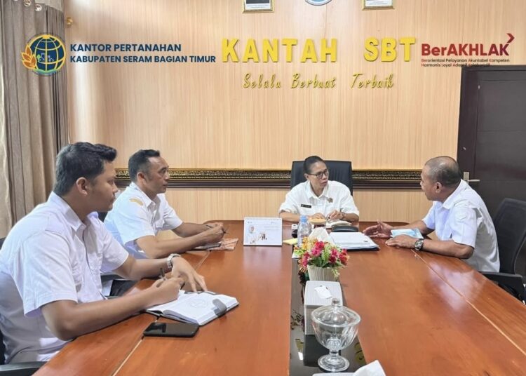 Dinas Tenaga Kerja dan Transmigrasi (Nakertrans) Kabupaten Seram Bagian Timur (SBT) dan Kantor Pertanahan setempat terus menjalin koordinasi untuk menuntaskan tanah transmigrasi di daerah ini. (Dok : Humas Pertanahan SBT)