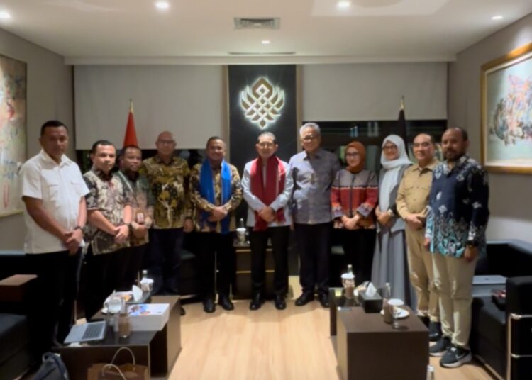 Bupati SBT Fachri Husni Alkatiri, Dosen dan Peneliti UIN A.M. Sangadji Ambon
Saidin Ernas dan Tim Pemkab SBT foto bersama Menteri Kebudayaan RI Fadli Zon (Dok : Ist)