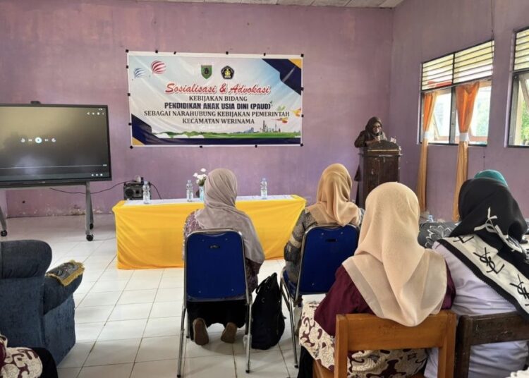 Kepala Bidang PAUD Dinas Dikbudpora SBT Sanaria Mony sampaikan sambutan pada kegiatan sosialisasi dan advokasi bidang pendidikan di Kecamatan Werinama (Dok : Ist)