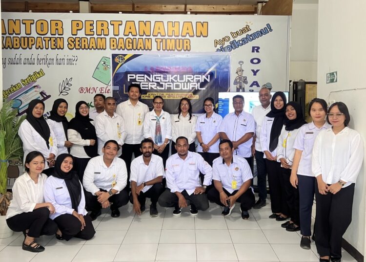 Kepala Kantor Pertanahan SBT Rosa F. Ch. Batmomolin foto bersama staf usai launching layanan pengukuran terjadwal (Dok : Humas Pertanahan SBT)