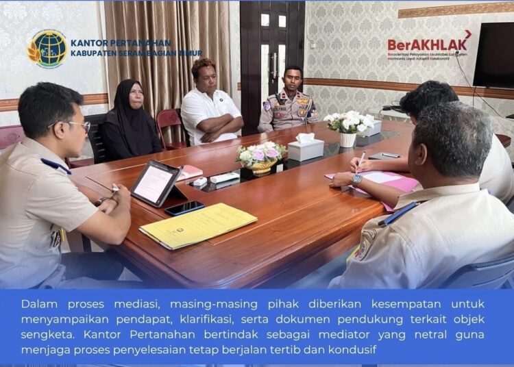 Kantor Pertanahan SBT memediasi sengketa lahan dengan menghadirkan kedua pihak (Dok : Humas Pertanahan SBT)