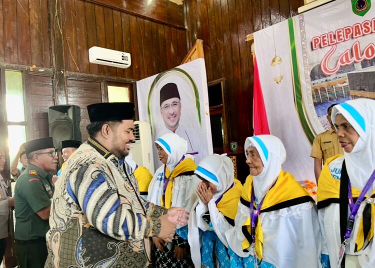 Wakil Bupati SBT M. Miftah Thoha R. Wattimena berjabat tangan dengan JCH asal SBT usai acara pelepasan (Dok : Pribadi)