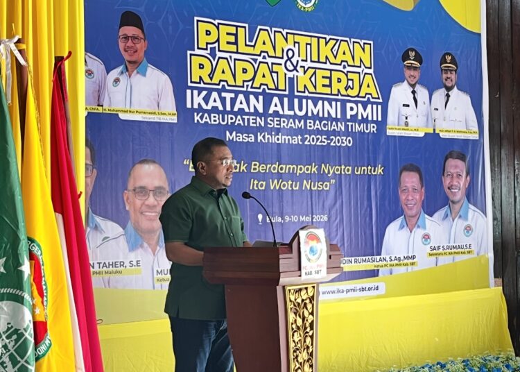 Bupati SBT Fachri Husni Alkatiri menyampaikan sambutan pada kegiatan pelantikan dan rapat kerja IKA PMII SBT (Dok : Pribadi)