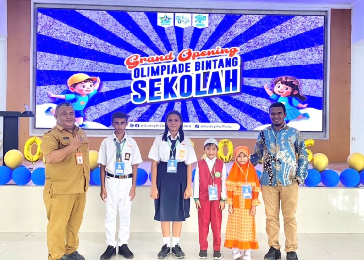 CEO Lembaga Bimbel EduAsyik Muhammad Afif Rumbouw foto bersama peserta OBS 2026 di Kota Ambon (Dok : Humas EduAsyik)
