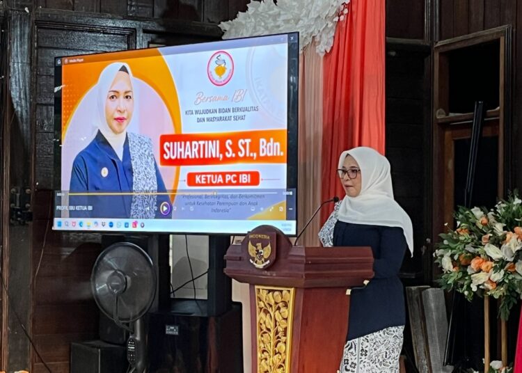 Ketua IBI SBT Suhartini saat menyampaikan sambutan pada kegiatan pengukuhan dan pelantikan pengurus cabang IBI SBT (Dok : Pribadi)