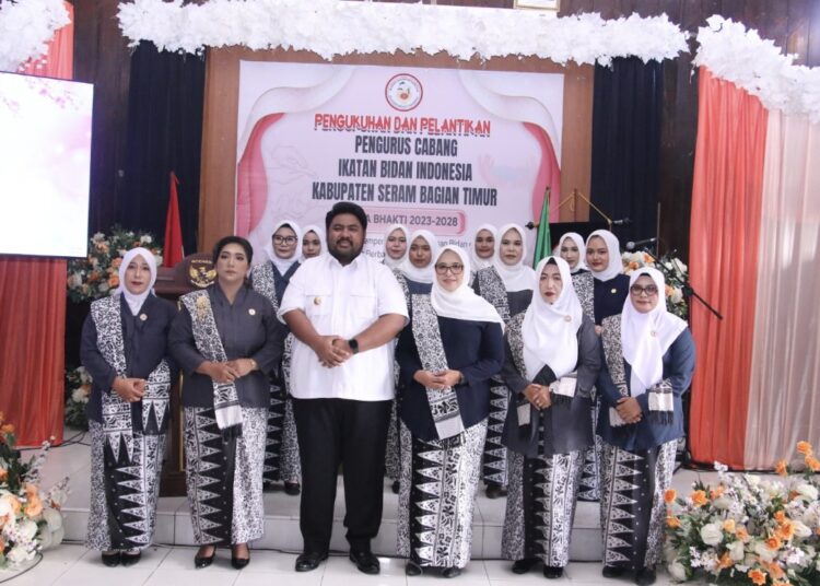 Wakil Bupati SBT M. Miftah Thoha R. Wattimena foto bersama pengurus cabang IBI SBT yang baru selesai dikukuhkan dan dilantik (Dok : Ist)