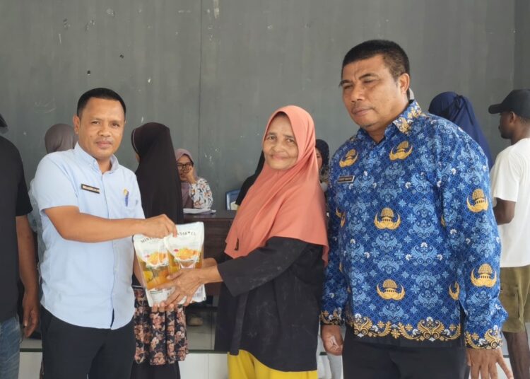 Plt Kepala Dinas Ketahanan Pangan SBT Nofel Alkatiri menyerahkan bantuan CPP kepada salah satu KPM di Desa Bula (Dok : Ist)