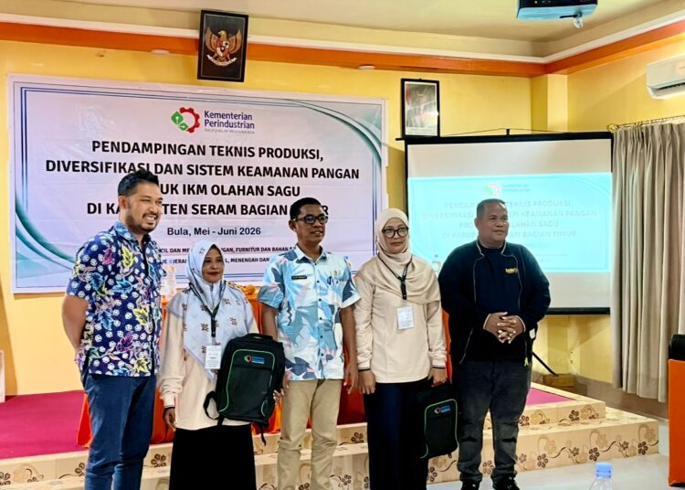 Pembina Industri Ahli Madya Direktorat Jenderal (Ditjen) Industri Kecil, Menengah dan Aneka (IKMA) Kementerian Perindustrian RI Indra Akbar Dilana, Kepala Diskoperindag SBT Lutfi Rumata dan Kabid Perindustrian Maluku foto bersama peserta usai penyematan ID Card (Dok : Pribadi)