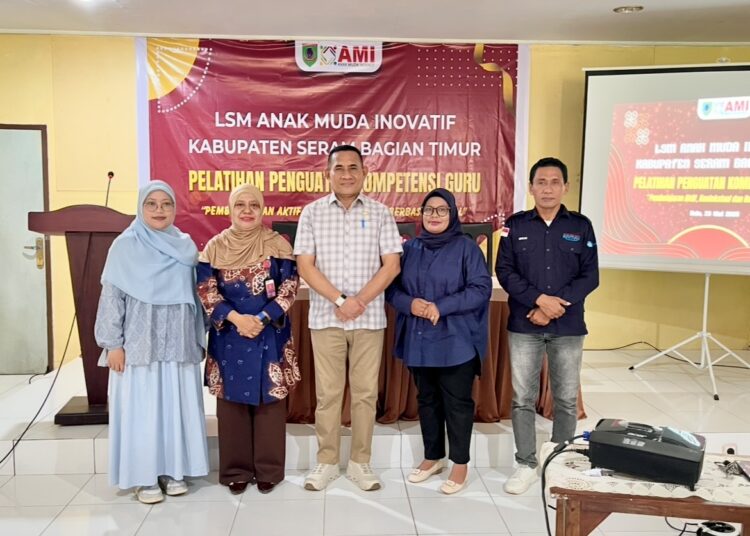 Kepala Dikbudpora SBT Afiudin Rumakway, Kabid Sapras Rosna Sehwaky, Kepala UPTD Pendidikan Bula Jena Alhamid, Ketua DPD AMI SBT Nur Indah Fitri dan staf Dikbudpora SBT Irwan Rumain foto bersama usai kegiatan pembukaan (Dok : Pribadi)