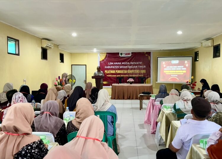 Kepala Dinas Dikbudpora SBT Afiudin Rumakway menyampaikan sambutan sekaligus membuka kegiatan pelatihan penguatan kompetensi guru di Aula Hotel Mutiara Bula (Dok : Pribadi)