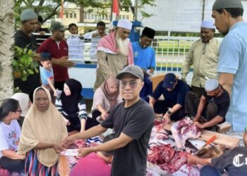 Sembelih Satu Ekor Sapi, Kantor Pertanahan SBT Berbagi Kepedulian dengan Masyarakat