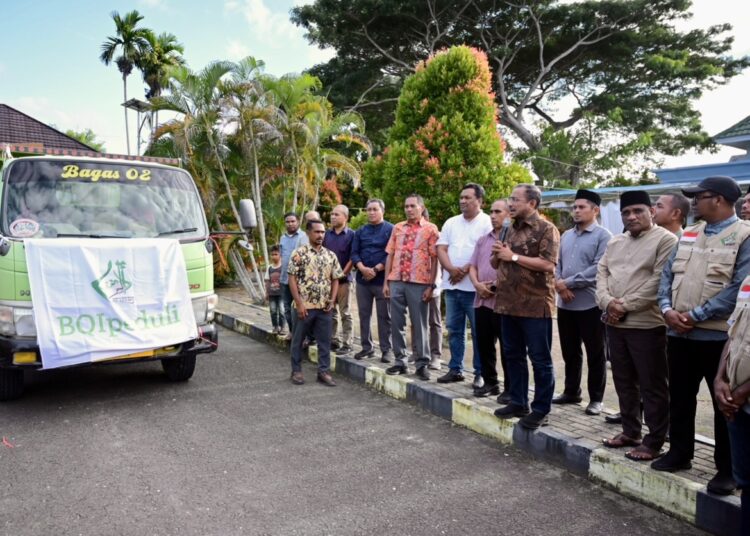 Bupati SBT Fachri Husni Alkatiri lepas tim safari dakwah dan kegiatan sosial yang digelar Yayasan Baitul Qur’an Al-Izzah (Dok : Ist)
