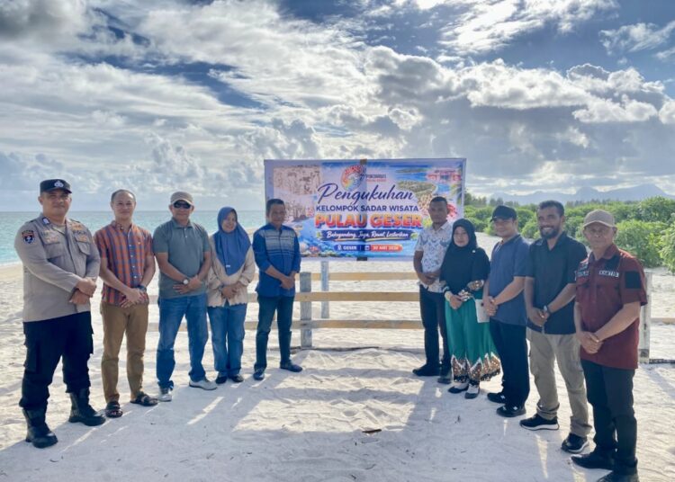Plt Kepala Dispar SBT Abdul Gafar Rumanama foto bersama para undangan usai pengukuhan Pokdarwis Pulau Geser (Dok : Ist)