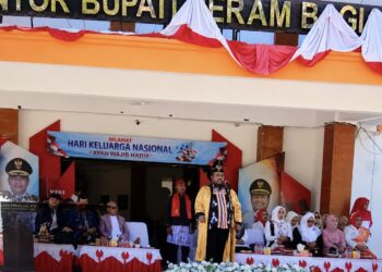 Pimpin Upacara Harganas ke-33, Wabup SBT Kenakan Pakaian Adat Negeri Kataloka