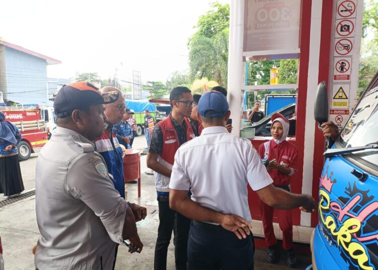 Pertamina Patra Niaga dan sejumlah instansi yakni Dinas ESDM Provinsi Maluku, Dinas Perindustrian dan Perdagangan Kota Ambon, Dinas Pehubungan Kota Ambon, serta Kepolisian Resor Pulau Ambon dan Pulau-Pulau Lease mengecek ketersediaan serta proses penyaluran BBM Subsidi di kota Ambon. (Dok : Humas Pertamina)
