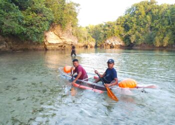 Tambah Wahana Baru di Danau Sole, Dispar SBT Serahkan 4 Perahu Bening ke Pemerintah Desa