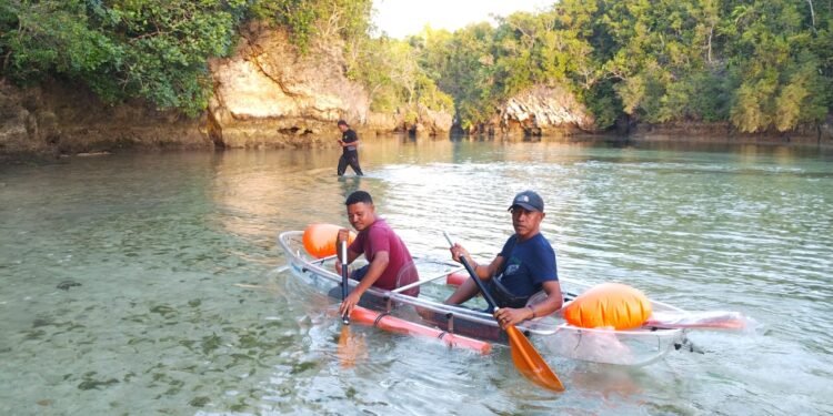 Tambah Wahana Baru di Danau Sole, Dispar SBT Serahkan 4 Perahu Bening ke Pemerintah Desa