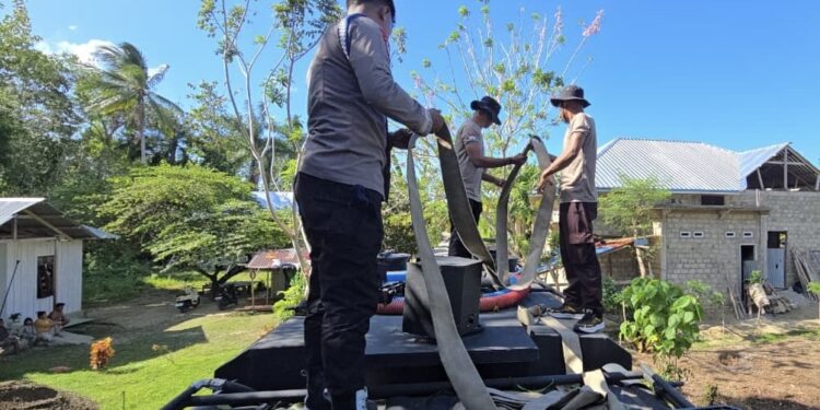 Brimob Kompi 3 Batalyon B Pelopor Bula Suplai Air Bersih kepada Warga Kampung Wailola