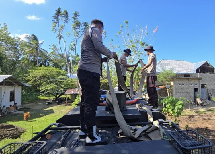 Brimob Kompi 3 Batalyon B Pelopor menyuplai air bersih kepada warga di RT 01 lorong Garuda Mas, Desa Kampung Wailola, Kecamatan Bula, Kabupaten Seram Bagian Timur (SBT) pada selasa (23/06/2026).