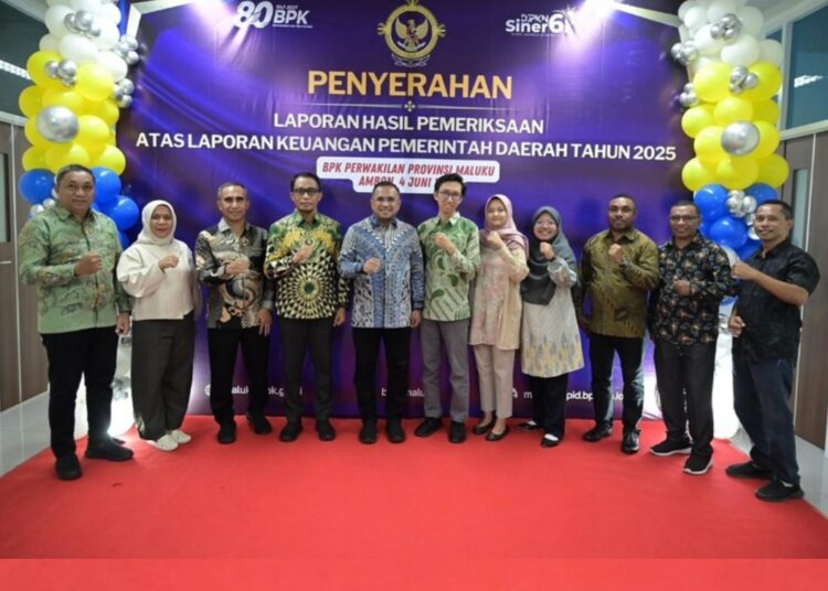 Bupati SBT Fachri Husni Alkatiri dan Ketua DPRD SBT Risman Sibualamo dan jajaran OPD foto bersama dengan Kepala BPK Provinsi Maluku (Dok : Ist)